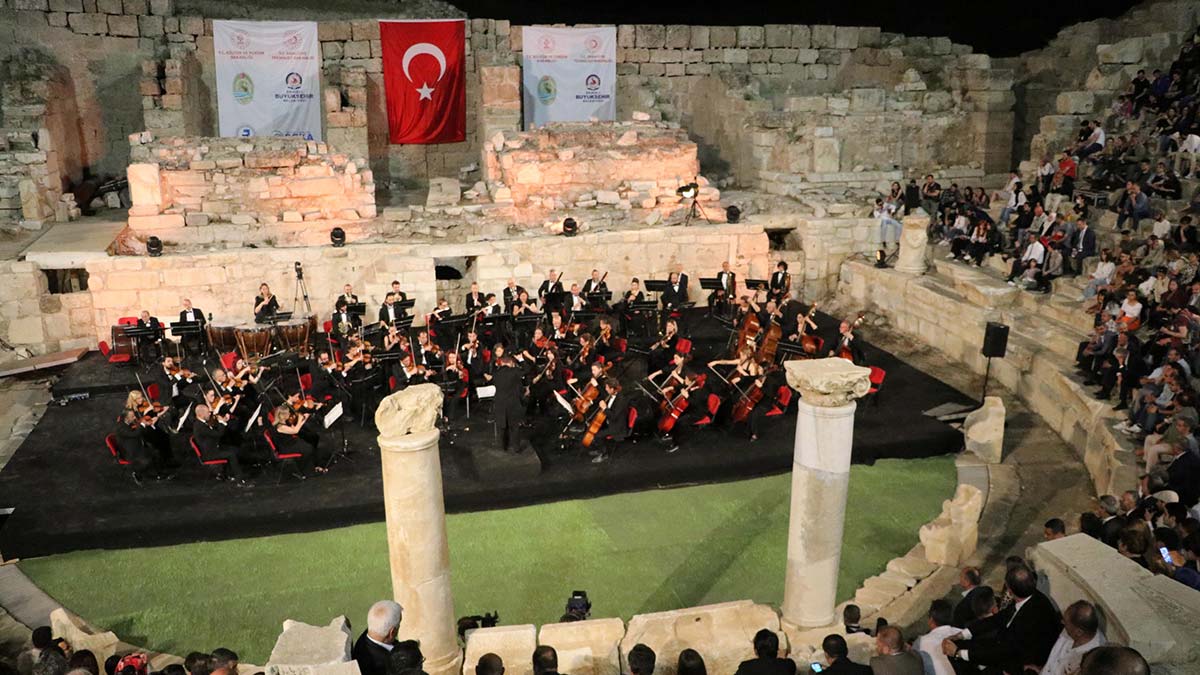 Denizli'nin Pamukkale ilçesindeki UNESCO Dünya Mirası Geçici listesinde bulunan Laodikya Antik Kenti'ndeki 2 bin 200 yıllık antik tiyatro, Büyükşehir Belediyesi'nin desteğiyle restore edildi.