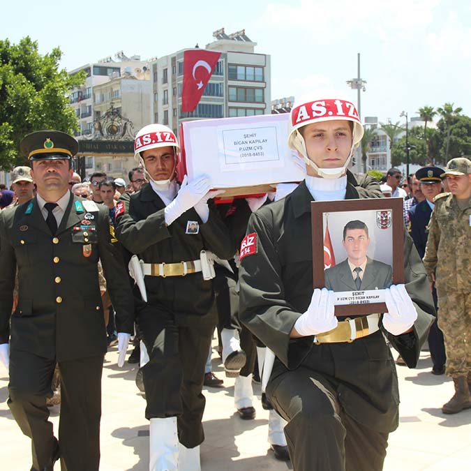 Pençe-Kilit operasyon bölgesinde PKK’lı teröristlerle çıkan çatışmada şehit olan Piyade Uzman Çavuş Bican Kapılay Hatay'ın İskenderun ilçesinde toprağa verildi.