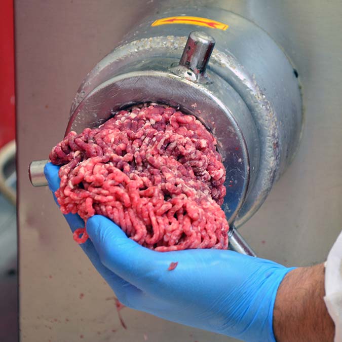 Plastik doğrama tahtalarının aşınmasıyla çok miktarda mikro plastiğin gıdaya bulaştığını vurgulayan Doç. Dr. Sedat Gündoğdu, bunu laboratuvar ortamında yaptığı örnekle de uygulamalı gösterdi.