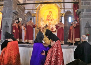 Surp Giragos Ermeni Kilisesi'nde ilk ayin yapıldı