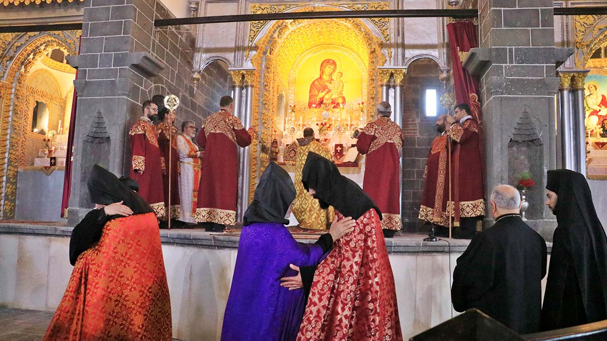 Surp Giragos Ermeni Kilisesi'nde ilk ayin yapıldı