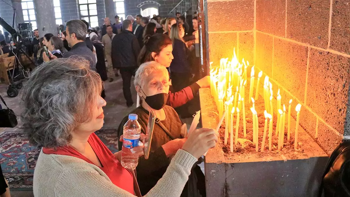 Diyarbakır'da 2015'te terör örgütü pkk tarafından tahrip edilen ve 7 yıl süren restorasyonun ardından, dün kültür ve turizm bakanı mehmet nuri ersoy'un katıldığı törenle ibadete açılan surp giragos ermeni kilisesi’nde ilk ayin bugün türkiye ermeniler patriği sahag maşalyan yönetiminde yapıldı.  