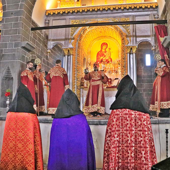 Surp Giragos Ermeni Kilisesi'nde ilk ayin yapıldı