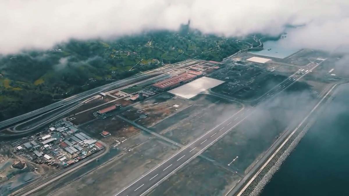 Cumhurbaşkanı Recep Tayyip Erdoğan ve Azerbaycan Cumhurbaşkanı İlham Aliyev tarafından hizmete açılan, Rize-Artvin Havalimanı'nın terminal binaları ve çay bardağı şeklindeki hava trafik kontrol kulesinin yapım aşamalarının her anı, kayda alındı.