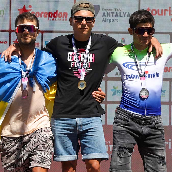 Rus ve Ukraynalı sporcular birlikte poz verdi