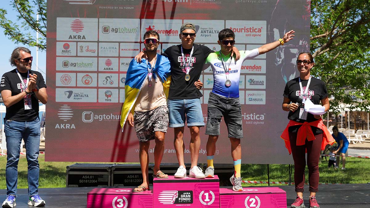 Rus ve Ukraynalı sporcular birlikte poz verdi