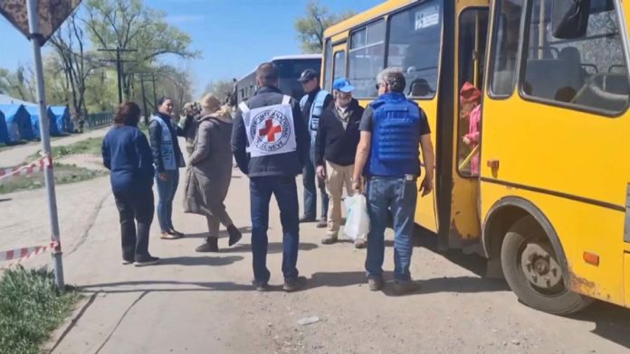 80 sivil Azovstal'dan tahliye edildi