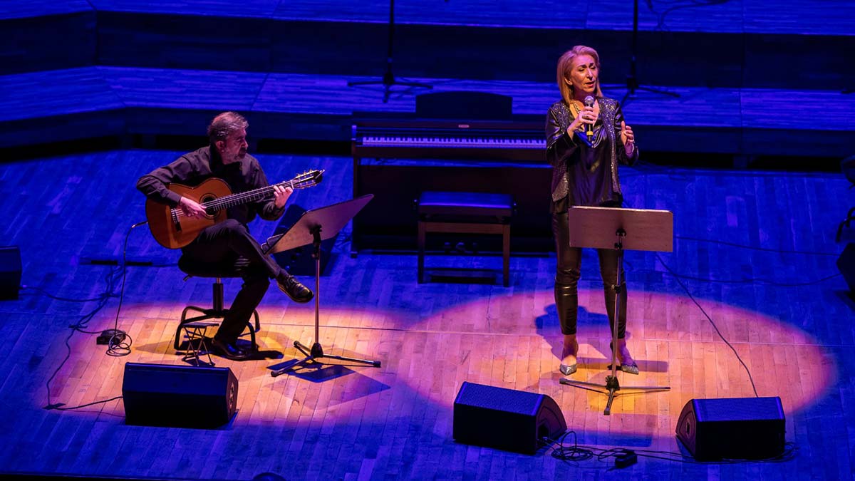 İzmir Büyükşehir Belediyesi'nin düzenlediği konserde dünyaca ünlü sanatçı Alexandra Gravas ile Ruhi Su Dostlar Korosu aynı sahneyi paylaştı. Ege'nin iki yakasındaki halkların barış ve dostluğunun pekiştiği gecede konuşan Başkan Soyer, “Barışın en güzel dili müzik” dedi.