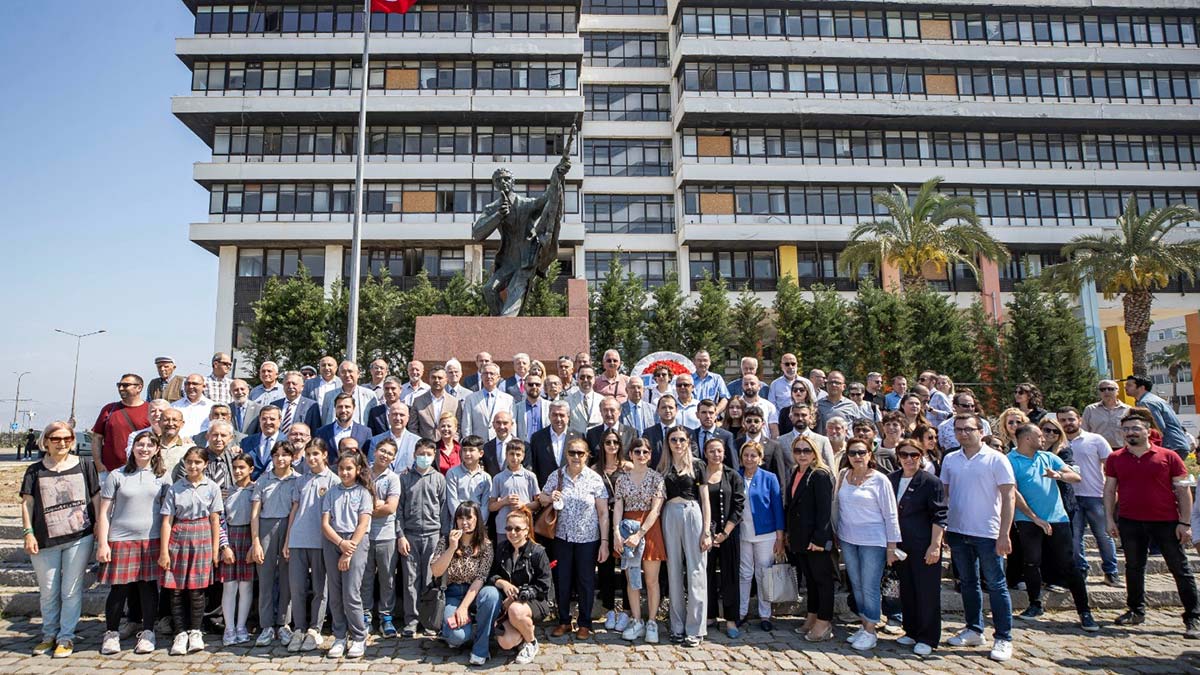 İzmir’in işgali sırasında direnişin kıvılcımını ateşleyen şehit Gazeteci Hasan Tahsin, Konak’taki “İlk Kurşun Anıtı” önünde düzenlenen törenle anıldı.