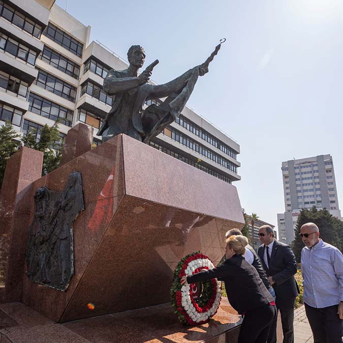 “İlk Kurşun Anıtı” önünde düzenlenen tören.