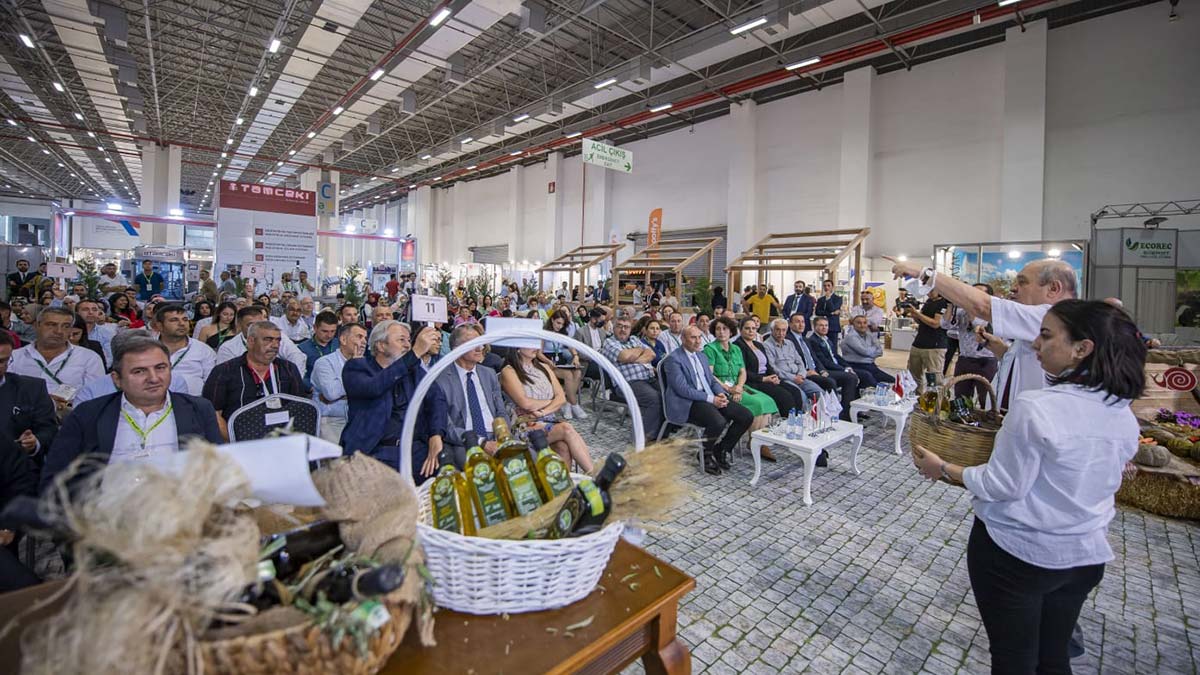 1800 yıllık bilge ağacın zeytinyağı müzayedede 75 bin liraya satıldı. İzmir Büyükşehir Belediye Başkanı Tunç Soyer “Zeytin ağaçlarına sahip çıkacağız” dedi.