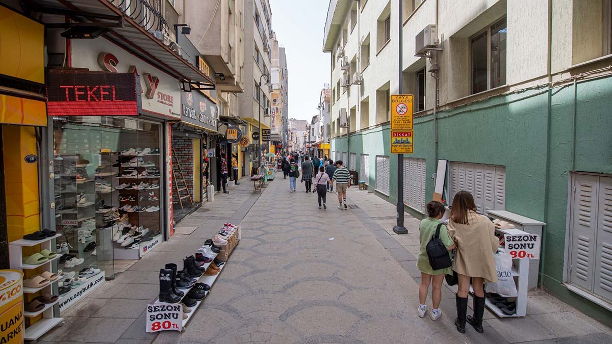 İzmir’in kalbi alsancak’ın tarihi aksındaki bornova sokağı'nın canlandırılması ve konforlu yaya ulaşımının sağlanması için başlatılan çalışmalar tamamlandı.