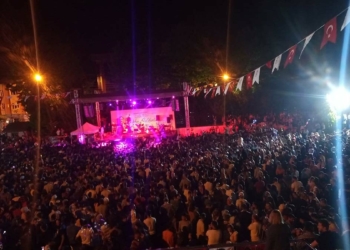 Cengiz Kurtoğlu sahnedeyken silahlı kavga çıktı