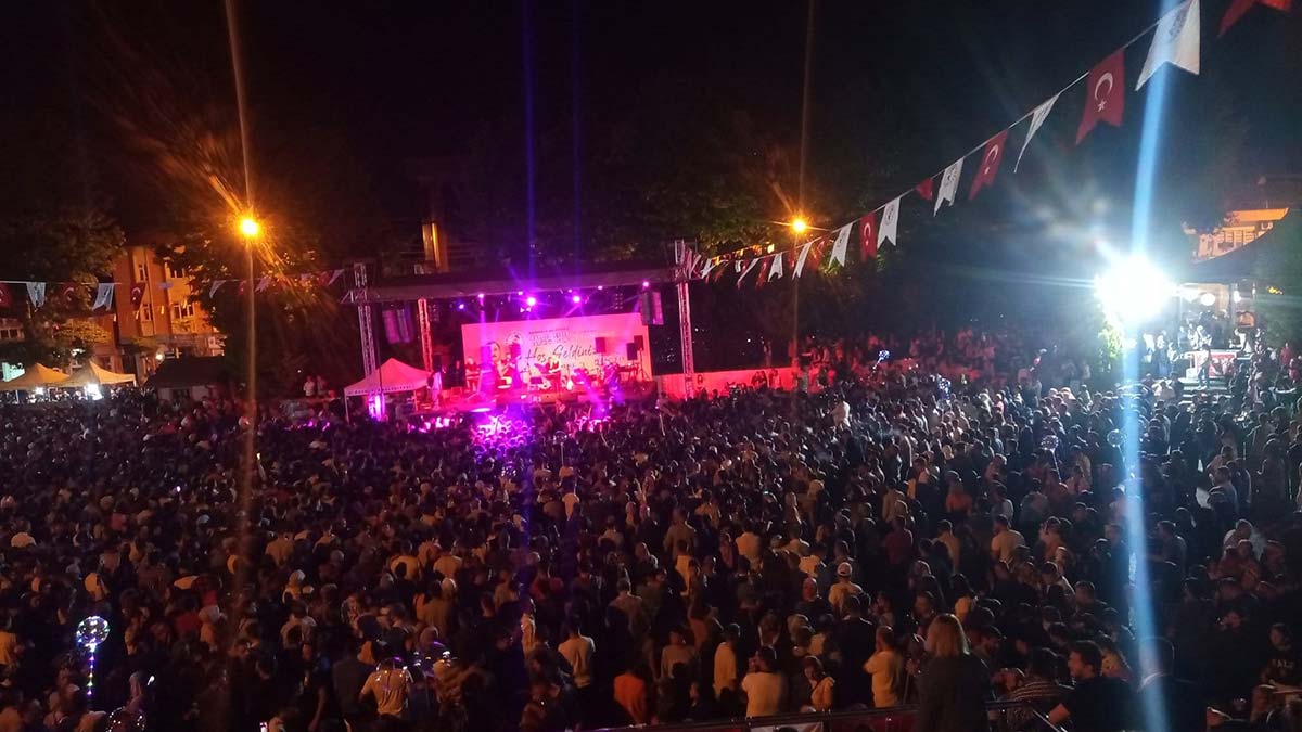 Cengiz Kurtoğlu sahnedeyken silahlı kavga çıktı