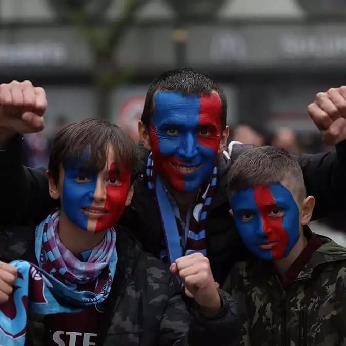 Trabzonspor’un şampiyonluk kutlamaları sırasında kayda alınan, sosyal medyada 2 milyar görüntülemeyi geçerek viral olan, telefon ışıklı tekno şov sonrası trabzon’a ilgi arttı.