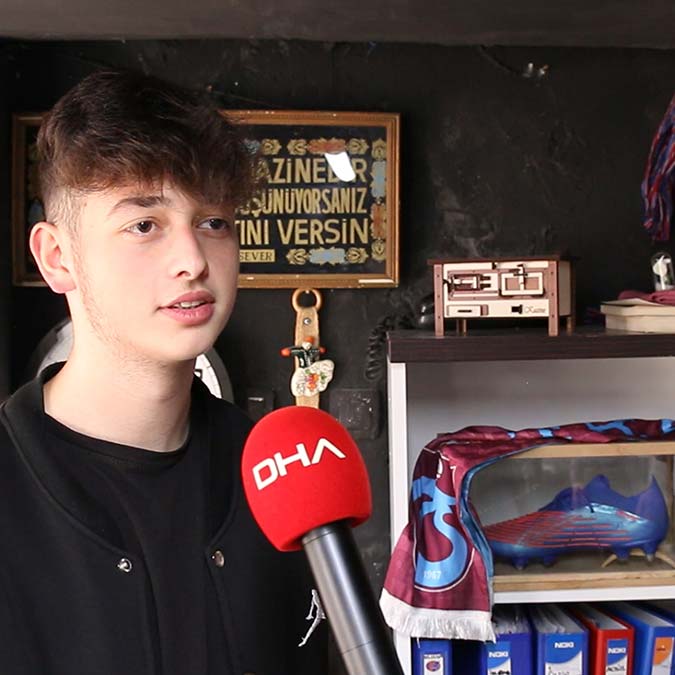 Trabzonspor’un Süper Lig şampiyonluğunu ilan ettiği maçta sahaya akın eden binlerce bordo mavili taraftardan Cihan Horoz, omzuna alarak şampiyonluk sevinci yaşadığı savunma oyuncusu Vitor Hugo'nun kramponun tekini aldı.