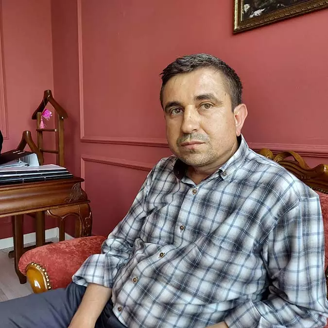 İzmir'de yaşayan enver akgöz hakkında, satın almak istediği evde deprem sonrasında hasar oluşunca, sözleşmeden caydığı gerekçesiyle emlakçı tarafından dava açıldı.