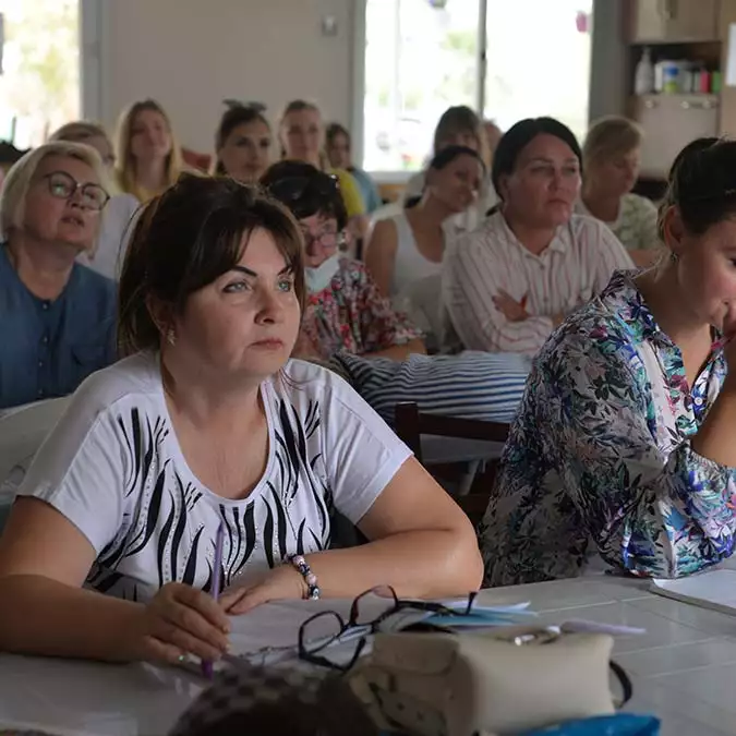 Rusya'nın saldırılarından kaçarak mersin'e gelen ukraynalılar, 5 yıldır kentte yaşayan ukraynalı gönüllü tanya doygun'un (37) açtığı türkçe kursunda hem dil öğreniyor hem de türk kültürünü tanıyor.
