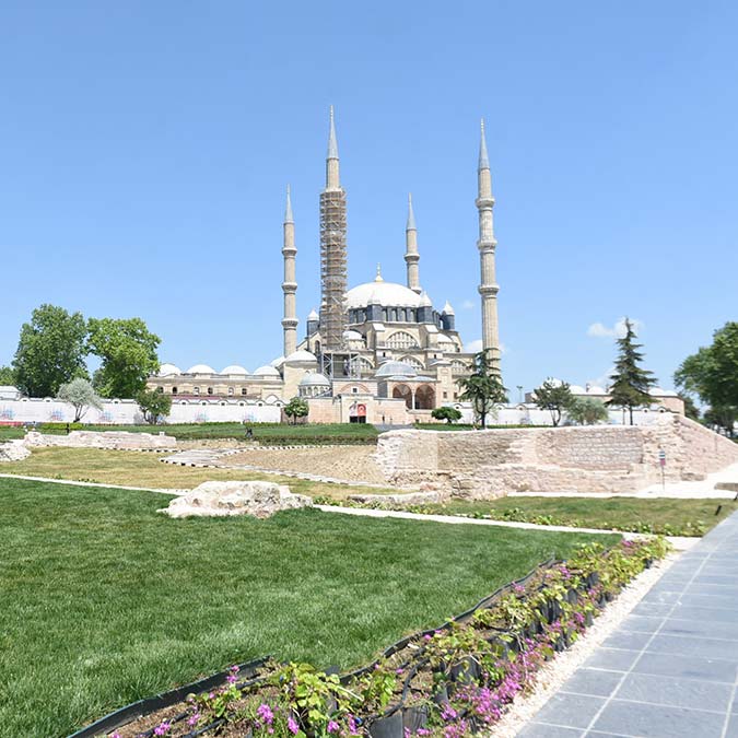 Edirne’de UNESCO Dünya Kültür Mirası Listesi’nde bulunan, Mimar Sinan’ın ustalık eseri tarihi Selimiye Camisi’nde Çevre ve Şehircilik Bakanlığı’nın sürdürdüğü ‘Selimiye Cami Çevresi ve Kentsel Tasarım Projesi’ tamamlandı.
