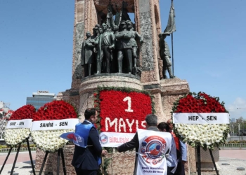 Atatürk Anıtı'na 1 Mayıs çelengi