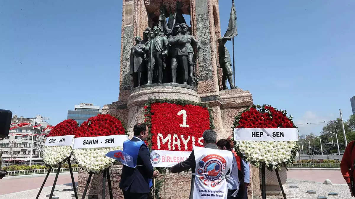 Atatürk anıtı'na 1 mayıs çelengi