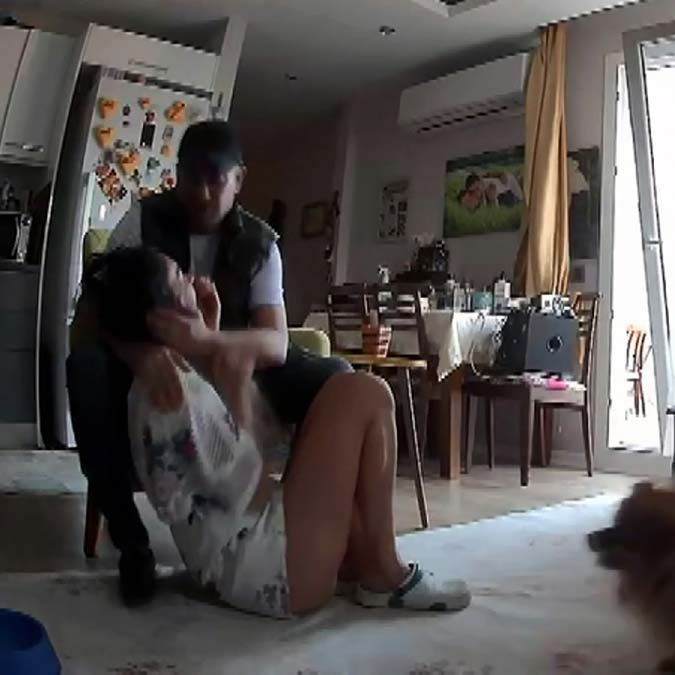 Adana’da, apartman bahçesinde tanışıp, bir süre arkadaşlık yaptığı Fide Uyarlar’a (42) cinsel saldırıya kalkıştığı, taciz ve şiddet uyguladığı iddiasıyla gözaltına alınan Gökhan K. (45), tutuklandı.