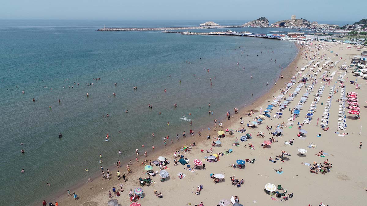 İstanbullular Şile plajlarına akın etti