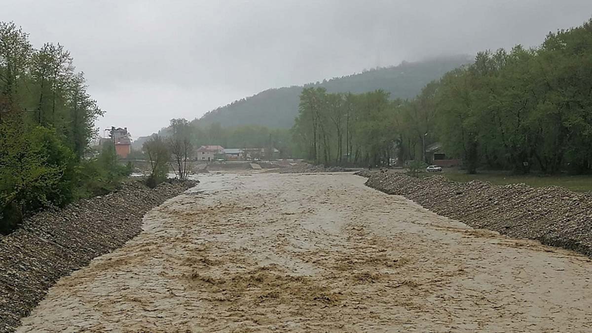 Sinop'ta dere taştı yollar ulaşıma kapandı