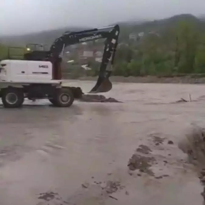 Sinop'ta dere taştı yollar ulaşıma kapandı