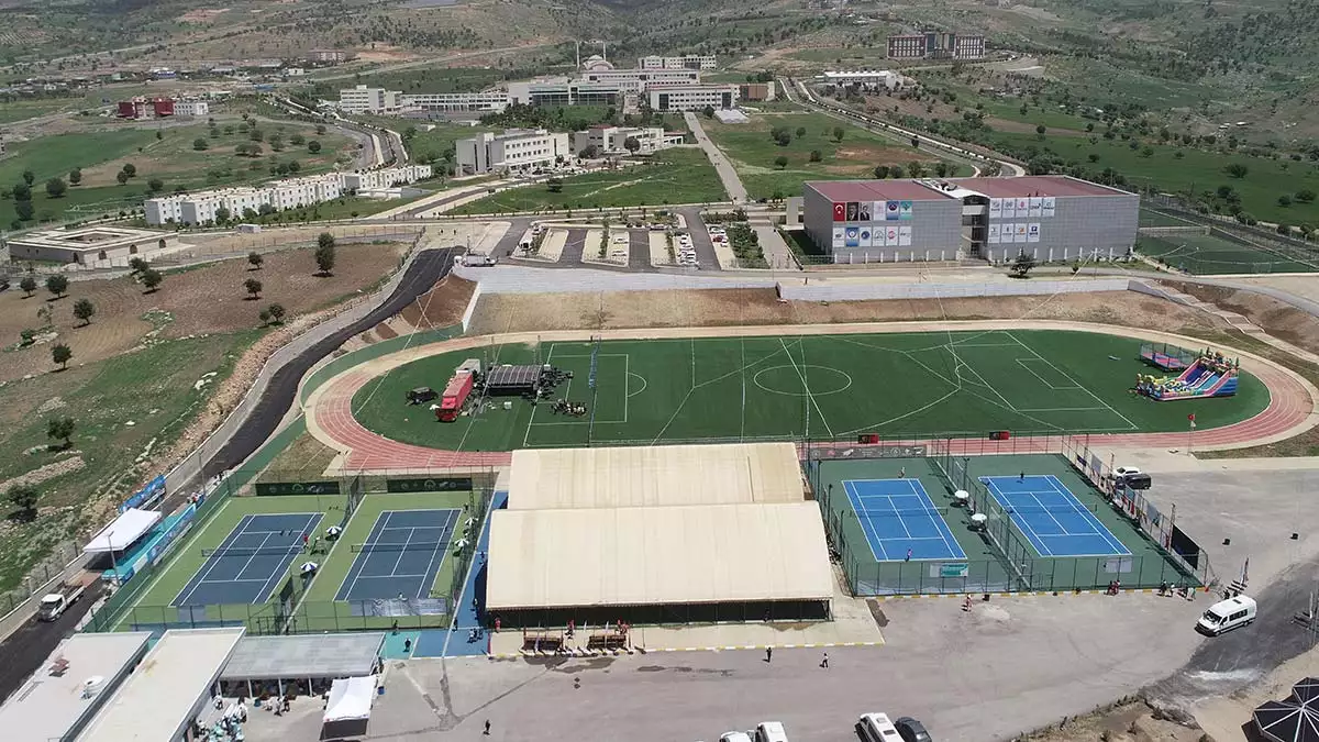 Uluslararası cudi cup 14 yaş ve altı sporcuların yarıştığı tennis europe turnuvası, sona erdi. Şırnak’ta 9 ülkeden 81 sporcunun katılımı ile gerçekleşen turnuvada erkeklerde tunuslu omar hfaıedh birinci, ziya ayberk aydın ikinci oldu.