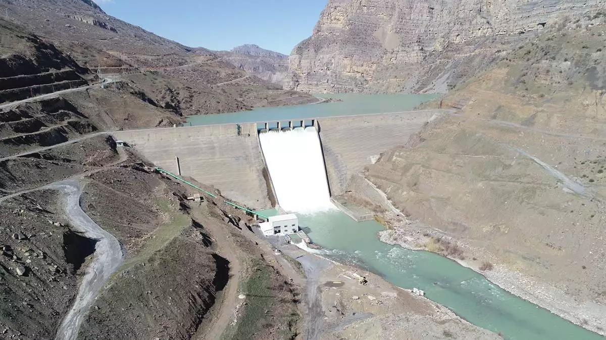 Şırnak'ta yüzde 100 doluluğa ulaşan barajlardan hes'ler ile yılda 250 milyon tl gelir hedefi.
