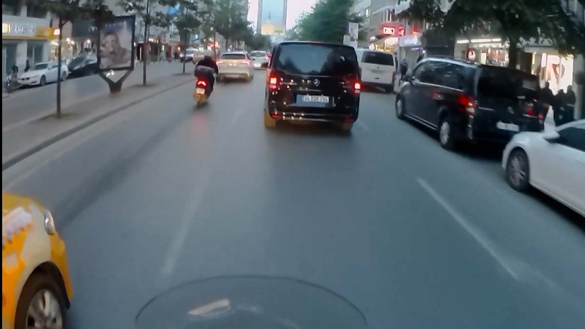 Şişli Halaskargazi Caddesi üzerinde, yola dökülen motor yağı motosiklet kazasına neden oldu. Motosiklet sürücüsünün bir otomobilin altında kalmaktan son anda kurtulduğu kaza anı kameraya yansıdı.