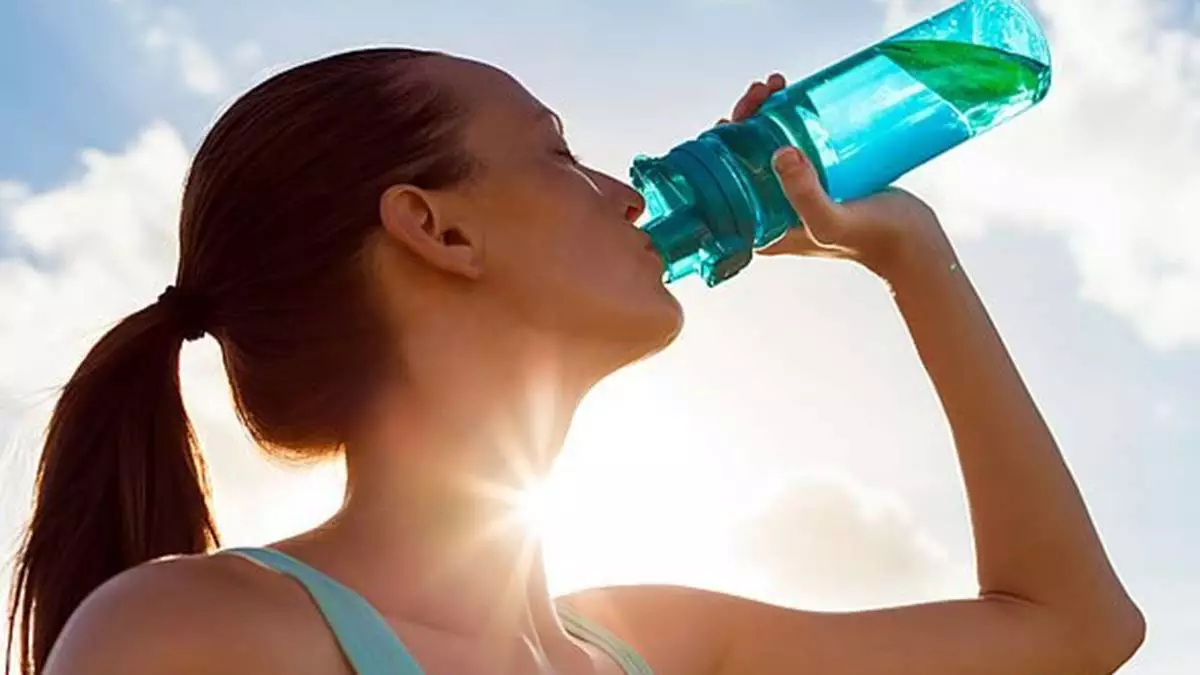 Yaz aylarının başlaması ile hava sıcaklığı da artıyor. Dr. Fevzi özgönül, su içmeyi engelleyen 8 davranış hakkında önemli bilgiler verdi.