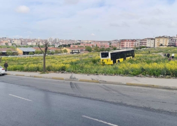 İETT otobüsü yol kenarındaki araziye uçtu