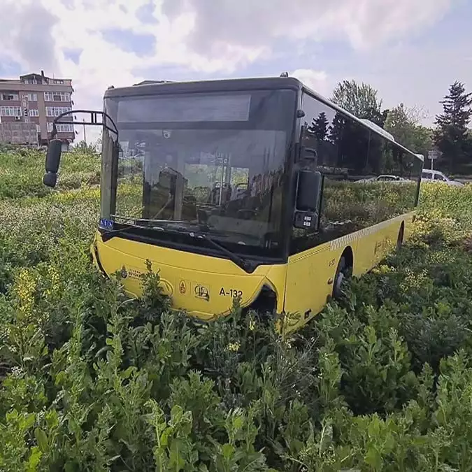 İett otobüsü yol kenarındaki araziye uçtu