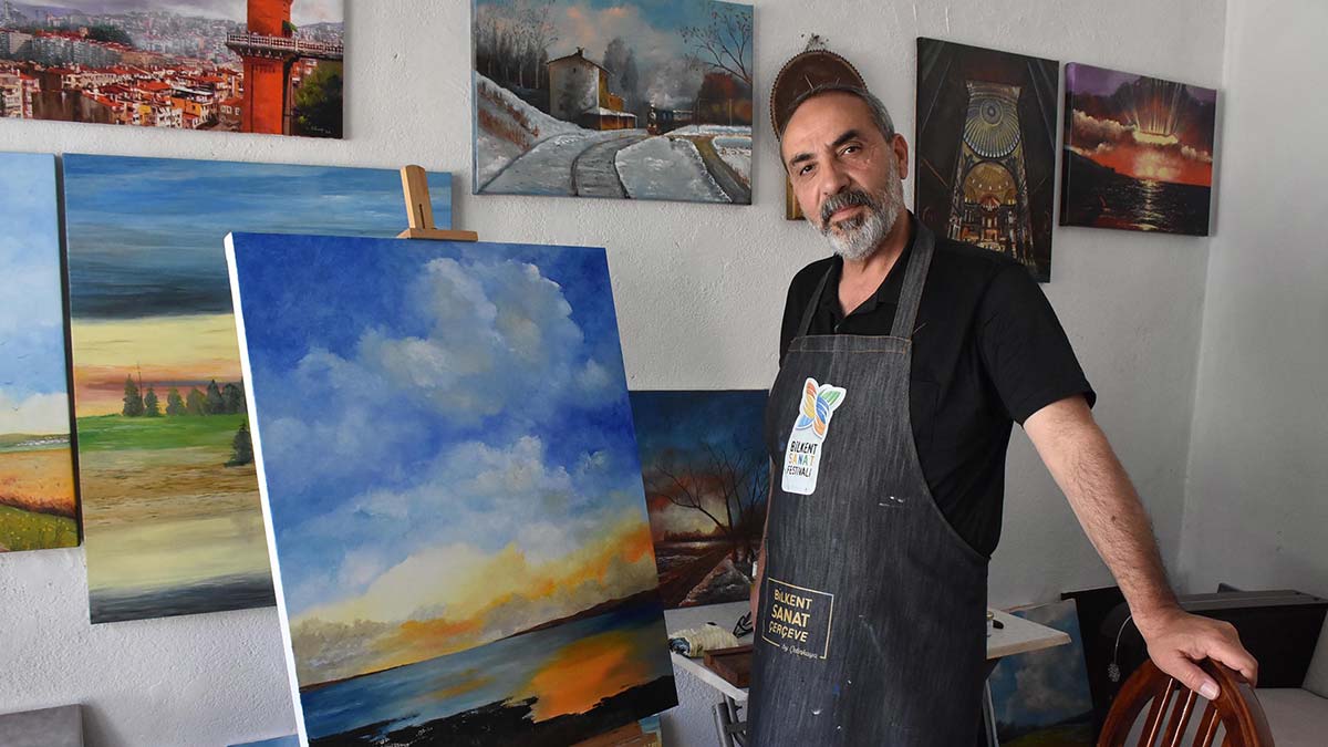 Tablolarının gelirini hasta çocuklara bağışlıyor