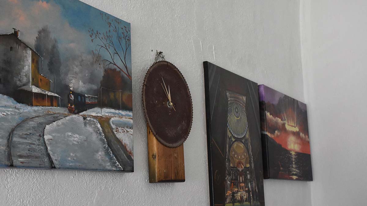 Mobilya imalatçısı, evli İsmail Güven, 20 yıl ara verdiği resim sanatına, emekli olduktan sonra geri döndü, tablolarının gelirini hasta çocuklara bağışlamaya hazırlanıyor.