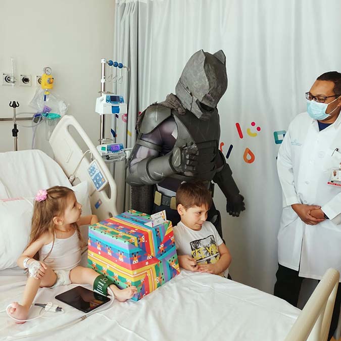 Tablolarının gelirini hasta çocuklara bağışlıyor