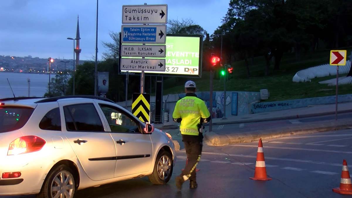 İstanbul Valiliği tarafından 1 Mayıs tedbirleri kapsamında alınan karar doğrultusunda, saat 06.00'dan itibaren Taksim Meydanı'na çıkan yollar kapatıldı.