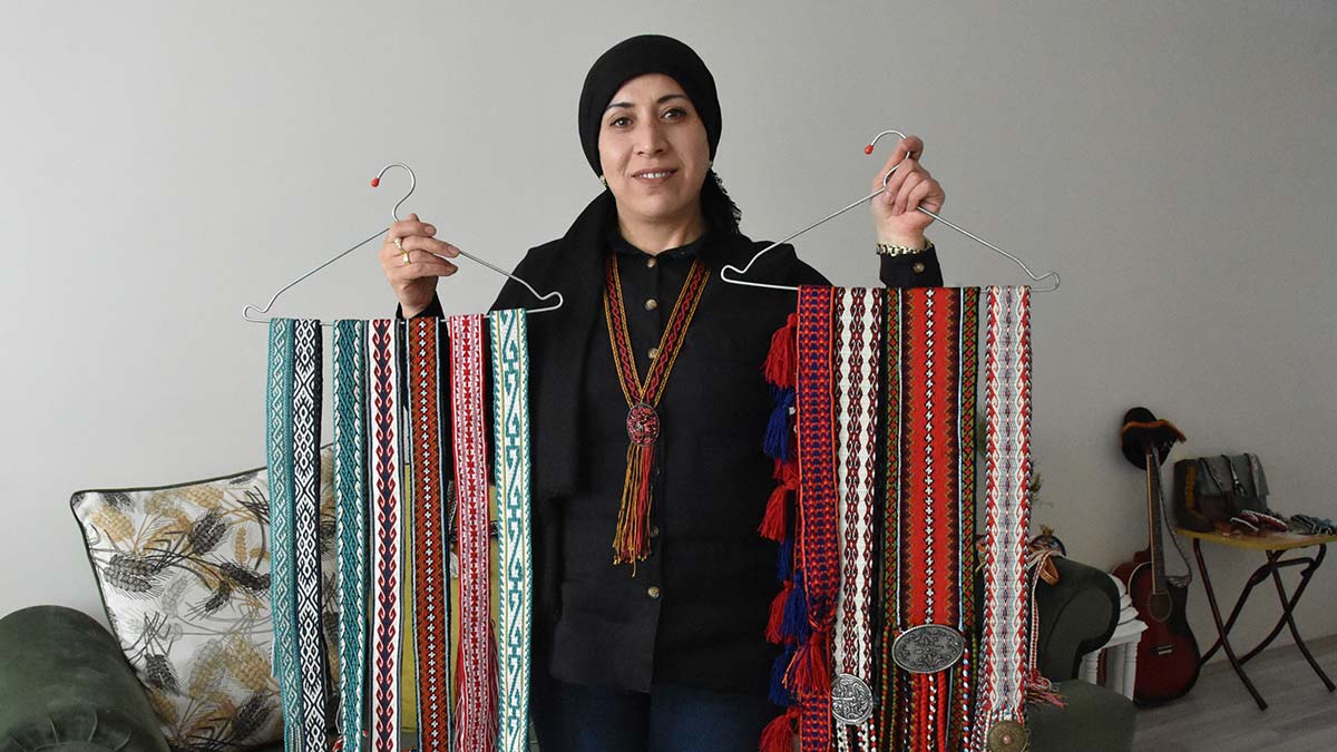 Sivas'ta ev kadını Gülendam Polat (49), tarihi M.Ö. 4000 yıllarına uzanan dokuma sanatı 'Çarpana'yı yaşatıyor. Çarpana dokumayı kendi evinde tezgahı olmadan ipleri ranzaya bağlayarak yapan Polat, çalışmalarını sergide toplamaya hazırlanıyor.