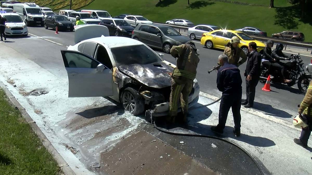 Beykoz TEM Otoyolu'nda otomobil yandı