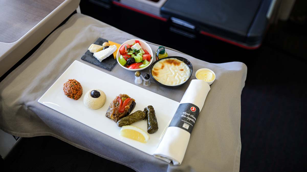 Türk Mutfağı Haftası nedeniyle Türk Hava Yolları THY Türk yemeklerini başta İstanbul Havalimanı olmak üzere Miami, Washington, Nairobi, Moskova ve Bangkok Havalimanı'nda bulunan özel yolcu salonlarında misafirleriyle buluşturacak. 