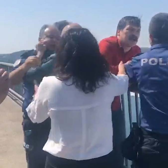 TİP Milletvekilleri, Gezi Direnişi'nin 9. yılında Boğaziçi Köprüsü'ne Gezi pankartı astı! TİP Milletvekilleri ile polis arasında pankart arbedesi yaşandı.