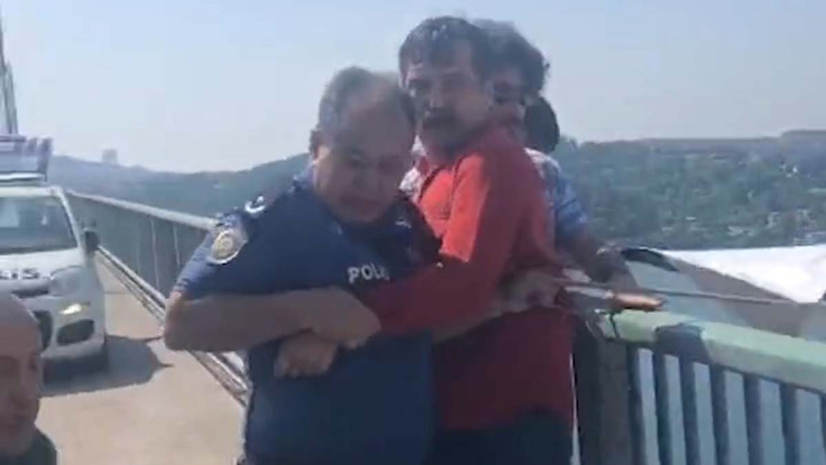 TİP Milletvekilleri ile polis arasında pankart arbedesi