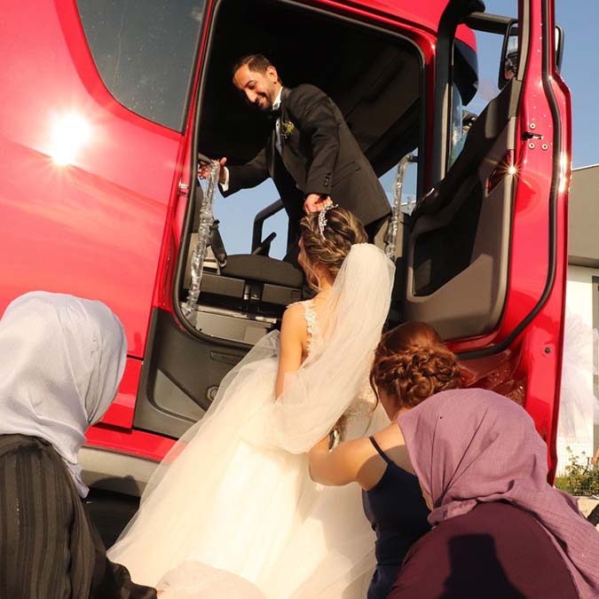 Zonguldak’ın Ereğli ilçesinde, Melek ve Necati Fidan düğün arabası olarak TIR’ı kullanırken, TIR konvoyuna TIR’lar da eşlik etti. Yaklaşık 20 TIR’a korna çalarak çevreyi rahatsız ettikleri gerekçesiyle 8 bin TL ceza kesildi.