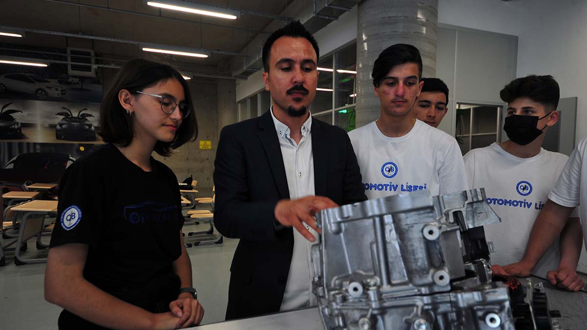 Biyoloji öğretmeni Şükriye Akan ile fizik öğretmeni Ahmet Tufan Akan'ın kızları Güldeniz Akan, “Bundan sonraki kariyer hedefim mühendis olarak TOGG’da çalışmak” dedi.