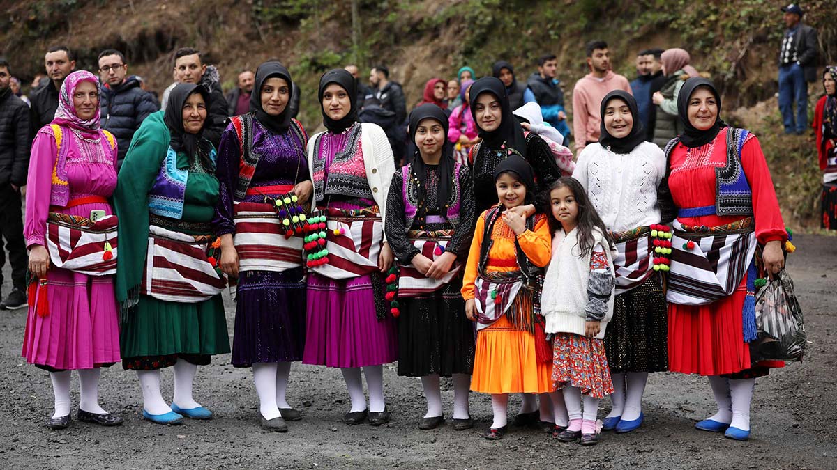 Tranzon’un Şalpazarı ilçesinde Hıdırellez Kültür ve Bahar Şenliği düzenlendi. Koronavirüs salgını nedeniyle bir süredir yapılamayan şenlikte buluşanlar, doyasıya horon oynadı.