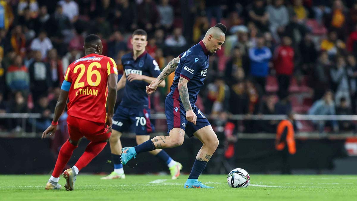 Spor Toto Süper Lig'de şampiyonluğunu erken ilan eden Trabzonspor'un çifte kupa hedefi, Ziraat Türkiye Kupası yarı final rövanş maçında Yukatel Kayserispor karşısında aldığı mağlubiyetle son buldu.