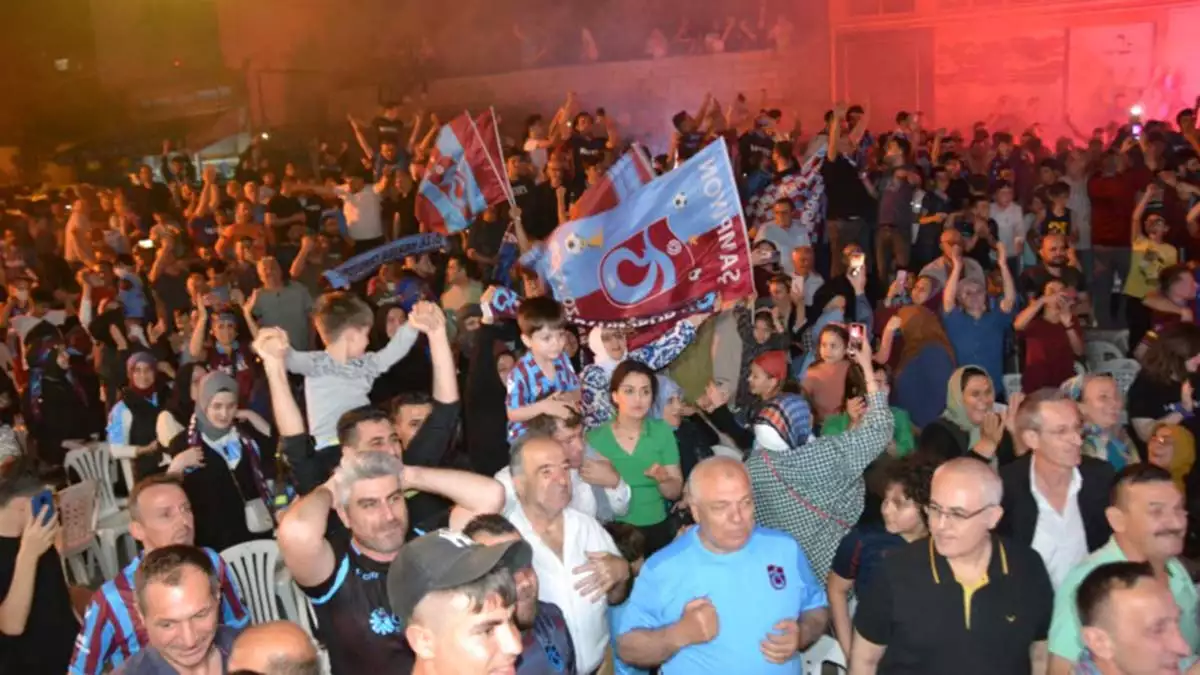 Trabzonspor'un şampiyonluğunu horonlarla kutladılar