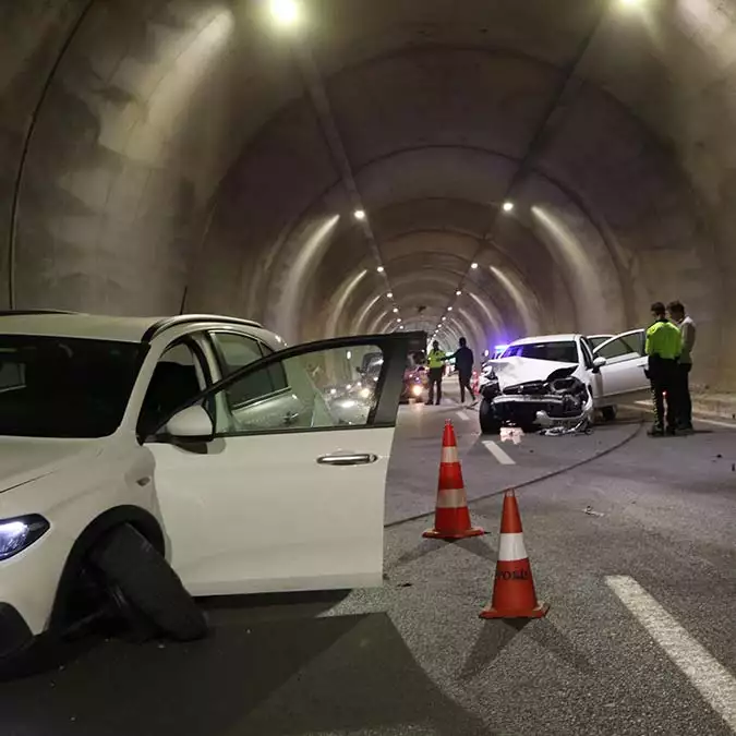 Tünelde zincirleme trafik kazası